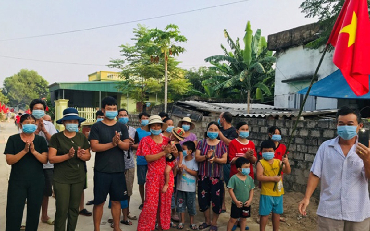 Người dân khu phố Nam Bắc, phường Quảng Vinh, thành phố Sầm Sơn vui mừng đã hoàn thành thời gian phong tỏa, cách ly để chống dịch. (Tháng 9/2020)