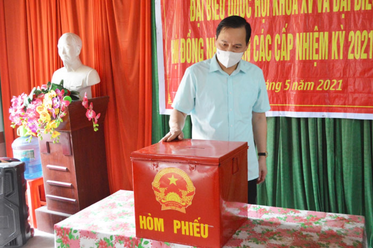 Kiểm tra việc chuẩn bị cơ sở vật chất phục vụ bầu cử
tại nhà văn hóa khu 6, thị trấn Nông trường Thái Bình, huyện Đình Lập (Ảnh: Báo Lạng Sơn)