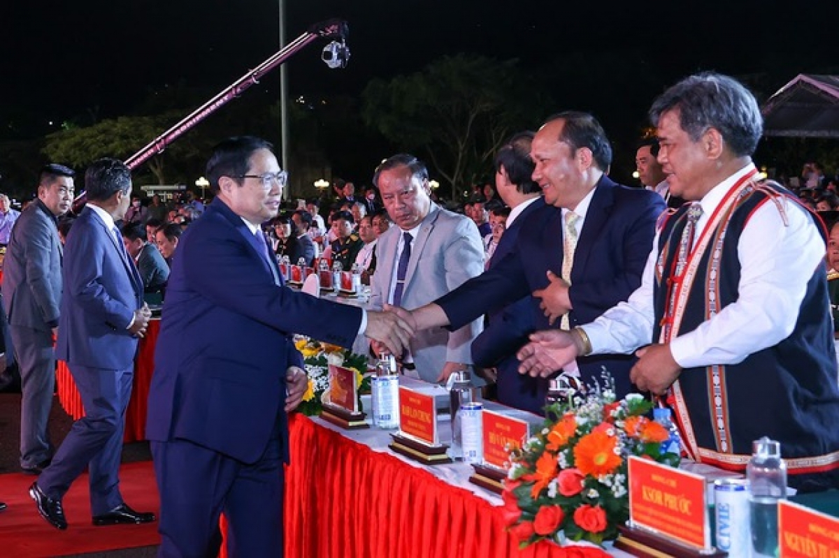 Thủ tướng Phạm Minh Chính cùng các đại biểu tham dự lễ kỷ niệm 90 năm thành lập tỉnh Gia Lai. Ảnh: VGP/Nhật Bắc