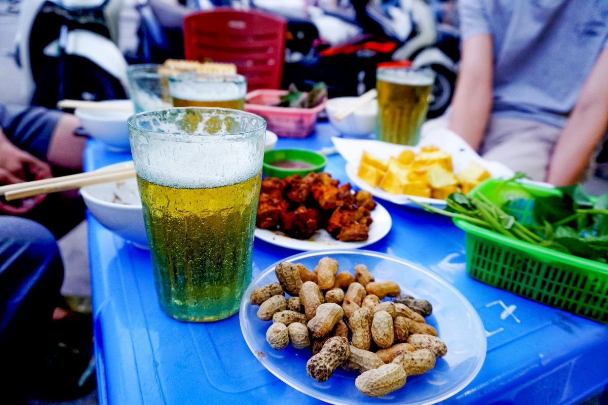 Quán bia hơi Hà Nội là một điểm đến hấp dẫn cho những ai yêu thích bia và muốn trải nghiệm văn hóa ẩm thực đặc trưng của thành phố. Hãy cùng xem hình ảnh về những quán bia hơi nổi tiếng và đáng để thử tại Hà Nội, để có một buổi sum vầy đầm ấm cùng bạn bè và người thân.