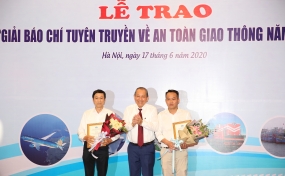 Phó Thủ tướng Thường trực trao Giải báo chí về ATGT