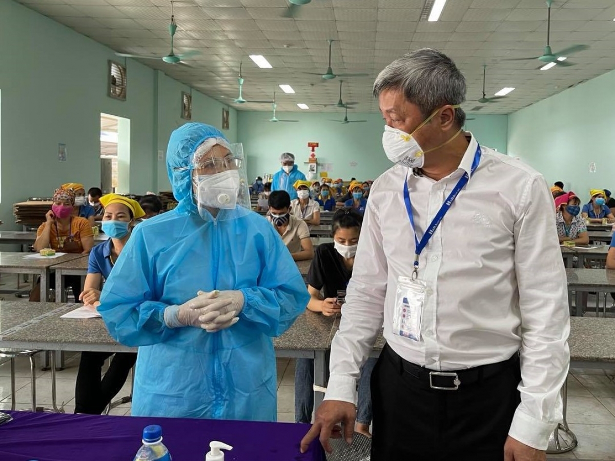 Thứ trưởng Nguyễn Trường Sơn, Trưởng Bộ phận thường trực đặc biệt của Bộ Y tế tại Bắc Giang, kiểm tra sát sao công tác phòng, chống dịch COVID-19, đặc biệt trong các KCN.