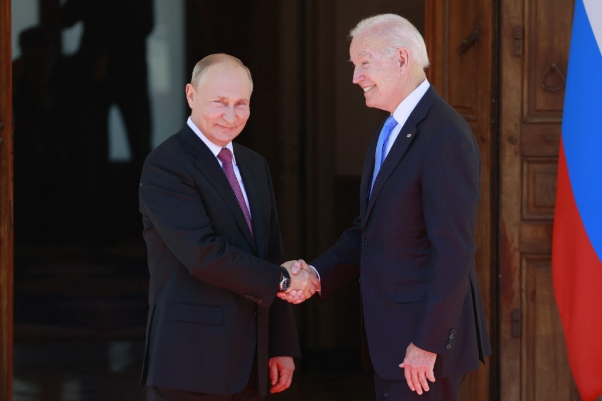 Cú bắt tay lịch sử giữa 2 nhà lãnh đạo Nga, Mỹ. Ảnh: Reuters