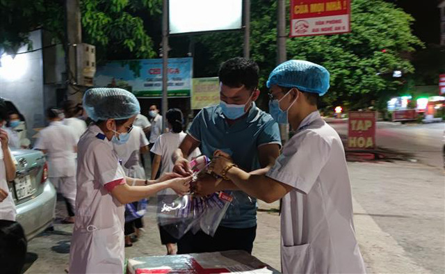 Xuyên đêm lấy 6.000 mẫu xét nghiệm liên quan ca bệnh COVID-19 mới ở Diễn Châu, Nghệ An - Ảnh 3.