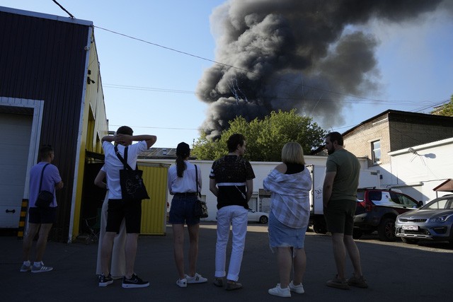 Cháy lớn bùng phát, biển lửa nhấn chìm kho pháo hoa ở thủ đô Nga - Ảnh 1.