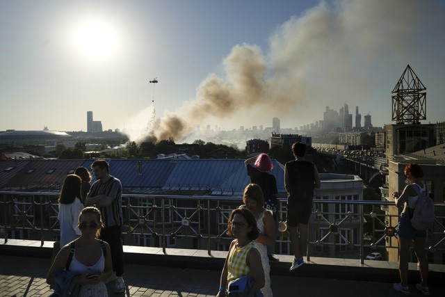 Cháy lớn bùng phát, biển lửa nhấn chìm kho pháo hoa ở thủ đô Nga - Ảnh 2.