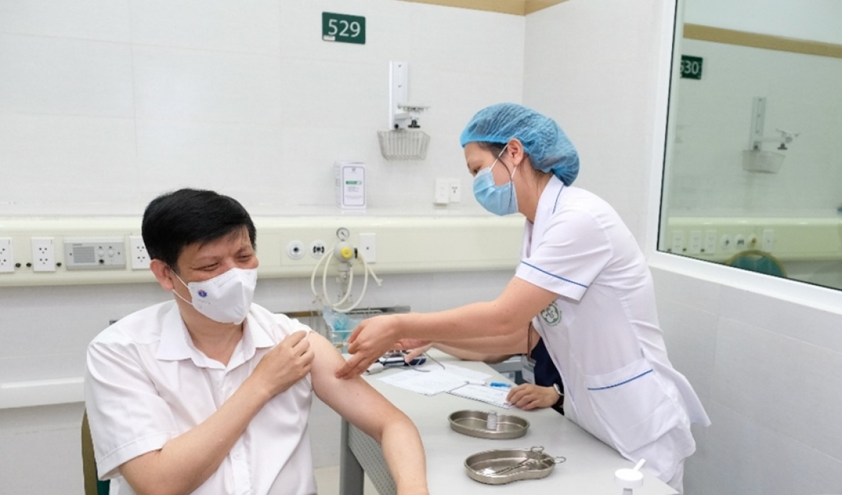 Bộ trưởng Bộ Y tế Nguyễn Thanh Long tiêm chủng vắc xin phòng COVID-19 sáng ngày 6/5.