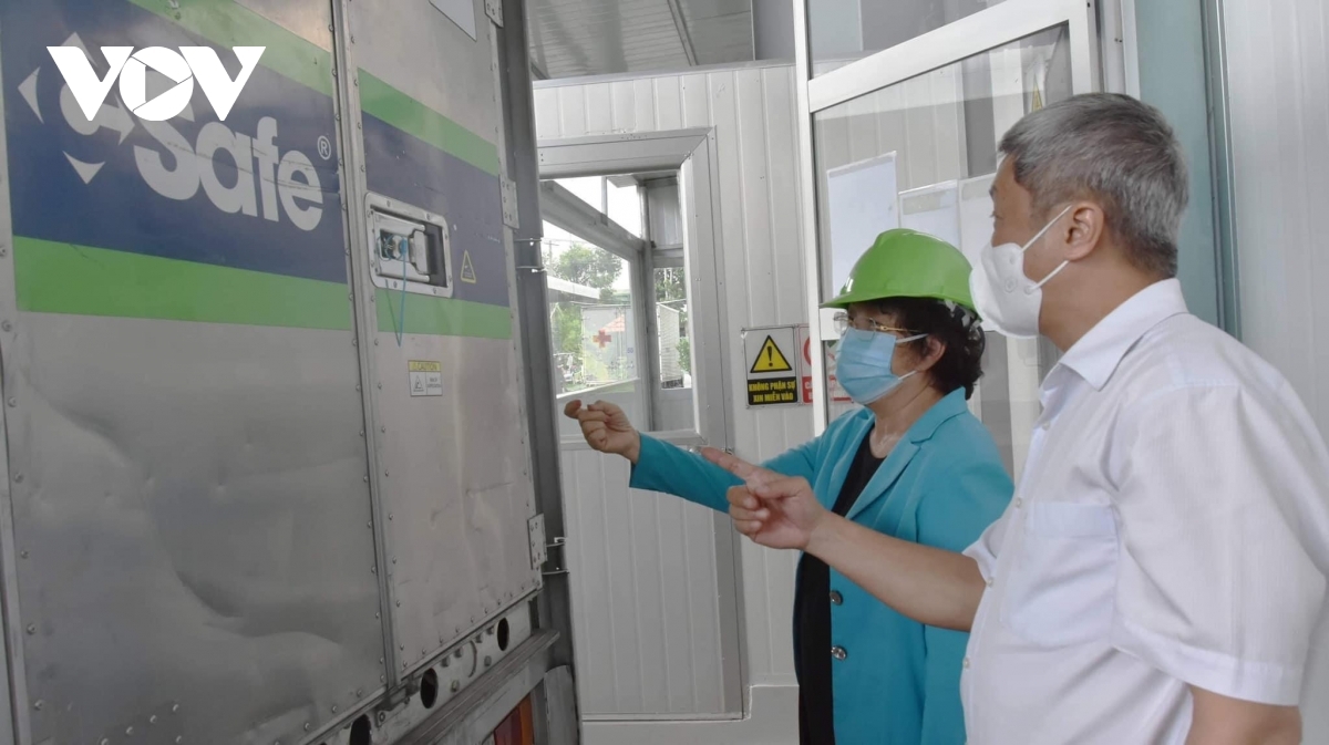 Thứ trưởng Bộ Y tế Nguyễn Trường Sơn kiểm tra kho lạnh chứa hơn 800.000 liều vaccine COVID-19 ở TP.HCM.