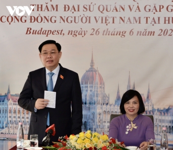 Chủ tịch Quốc hội gặp mặt cộng đồng người Việt Nam tại Hungary