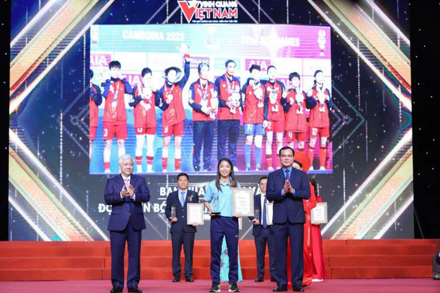 ĐT nữ Việt Nam được vinh danh tại chương trình Vinh quang Việt Nam năm 2023  - Ảnh 4.