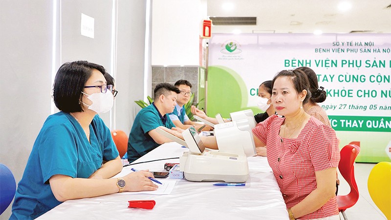 Chương trình khám sức khỏe sinh sản cho công nhân tại Khu công nghiệp Thạch Thất - Quốc Oai do Liên đoàn Lao động thành phố Hà Nội phối hợp với các đơn vị liên quan tổ chức. (Ảnh HÀ PHONG) 