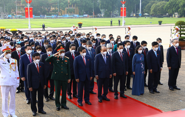 Đại biểu Quốc hội khóa XV vào Lăng viếng Chủ tịch Hồ Chí Minh - Ảnh 2.
