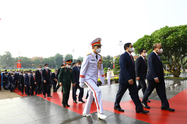 Đại biểu Quốc hội khóa XV vào Lăng viếng Chủ tịch Hồ Chí Minh - Ảnh 3.