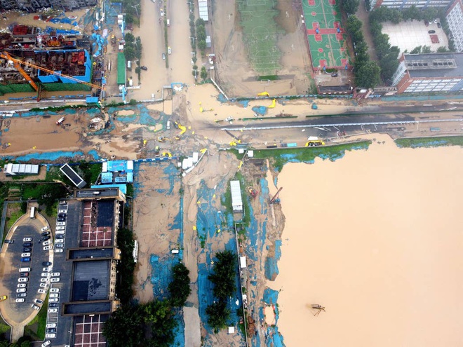 Những hình ảnh về đợt mưa lũ kinh hoàng nghìn năm có một ở Trung Quốc - 3
