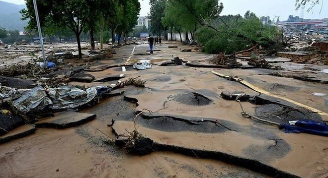 Những hình ảnh về đợt mưa lũ kinh hoàng nghìn năm có một ở Trung Quốc - 6