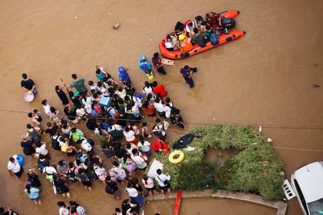 Những hình ảnh về đợt mưa lũ kinh hoàng nghìn năm có một ở Trung Quốc - 9