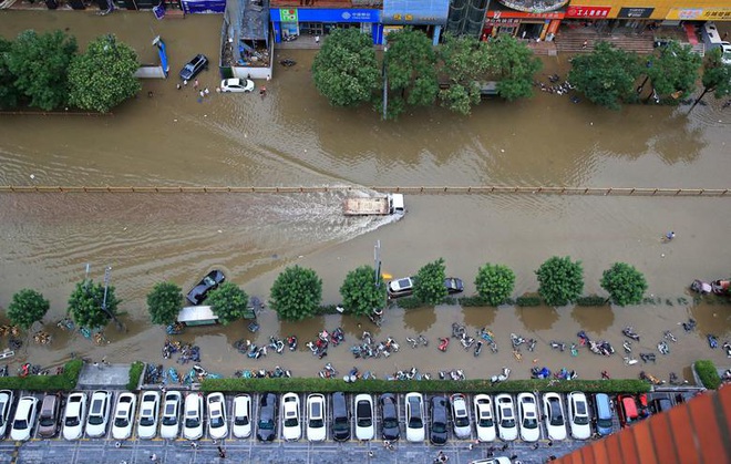 Những hình ảnh về đợt mưa lũ kinh hoàng nghìn năm có một ở Trung Quốc - 7