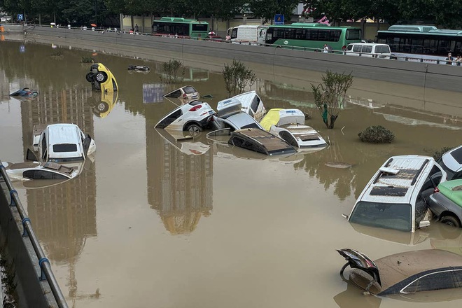 Những hình ảnh về đợt mưa lũ kinh hoàng nghìn năm có một ở Trung Quốc - 8