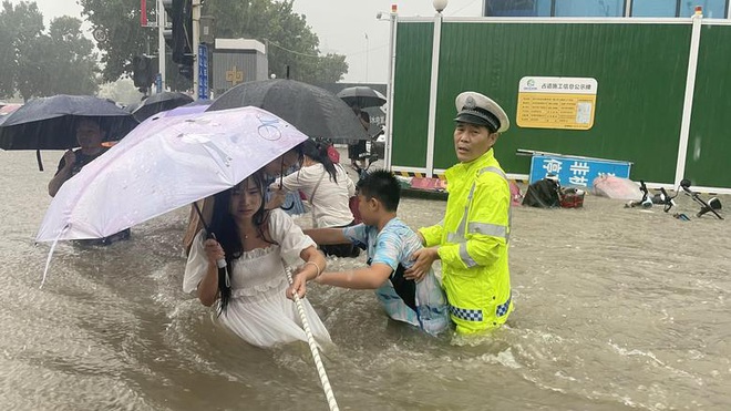 Những hình ảnh về đợt mưa lũ kinh hoàng nghìn năm có một ở Trung Quốc - 2