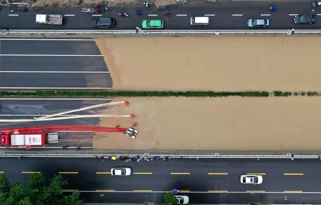 Những hình ảnh về đợt mưa lũ kinh hoàng nghìn năm có một ở Trung Quốc - 11