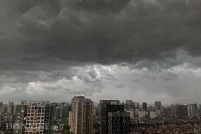 Thời tiết hôm nay (24/7): Cảnh báo mưa dông trong nội thành Hà Nội