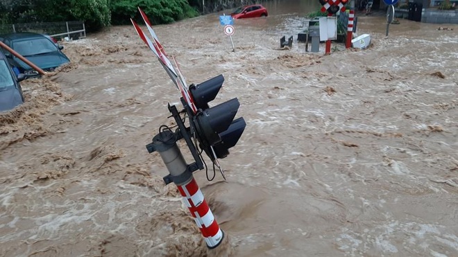 Kinh hoàng lũ lụt như thác cuốn trôi hàng loạt ô tô ở Bỉ - 1