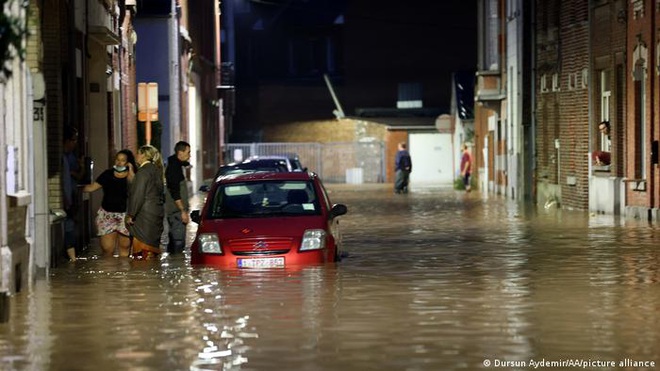 Kinh hoàng lũ lụt như thác cuốn trôi hàng loạt ô tô ở Bỉ - 3