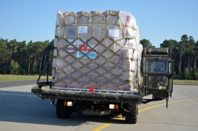 Việt Nam tiếp nhận 8 tấn trang thiết bị y tế viện trợ của Ba Lan
