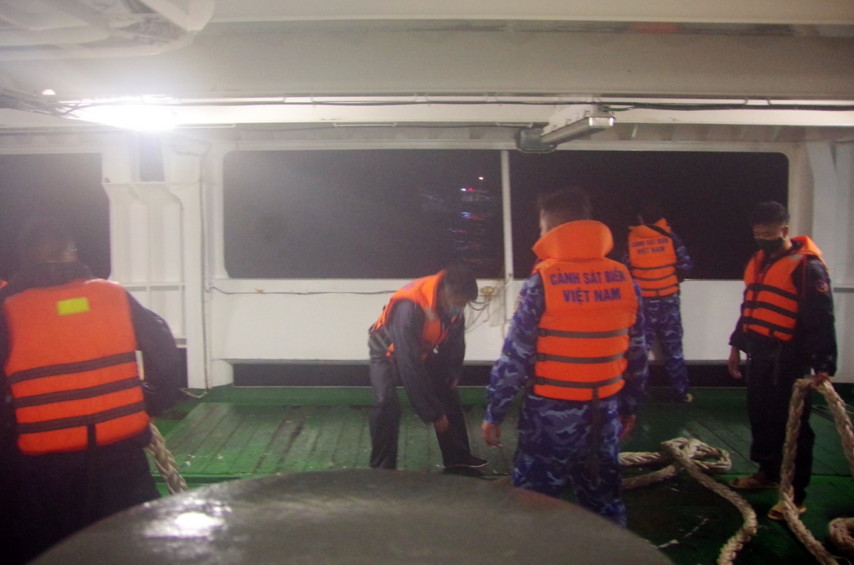 Lực lượng tàu Cảnh sát biển 8002 cứu tàu cá gặp nạn trên biển.