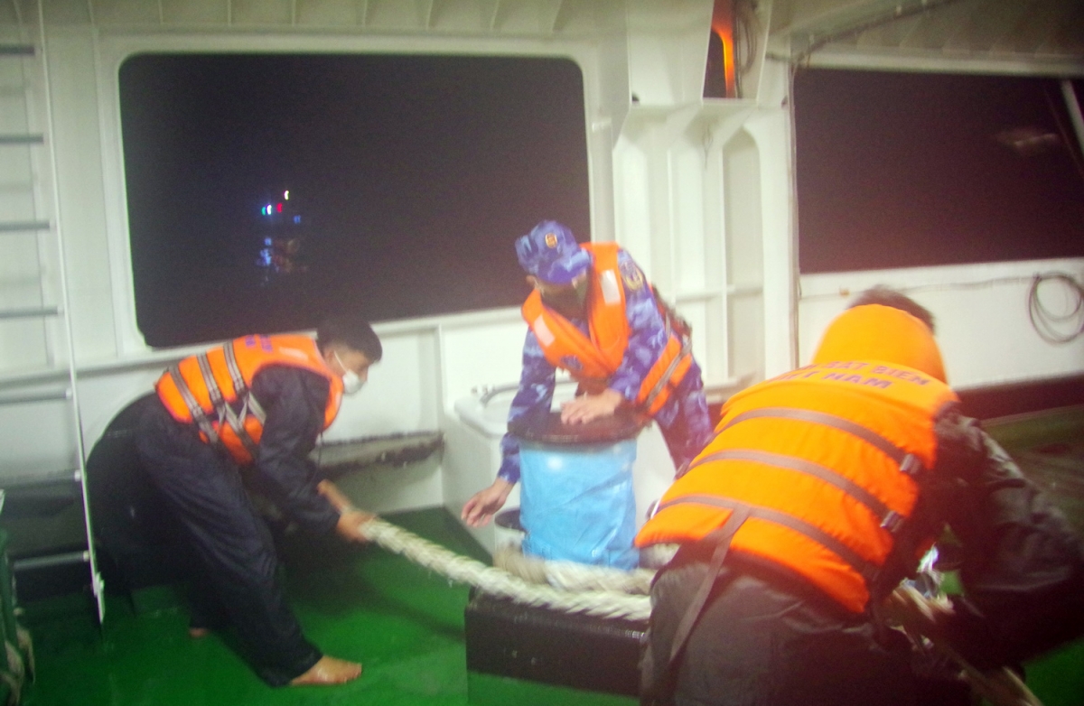 Lực lượng Tàu Cảnh sát biển 8002 cứu tàu và ngư dân tỉnh Quảng Ngãi gặp nạn trên biển thành công.