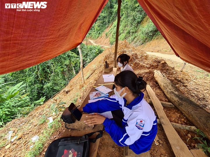 Nữ sinh Vân Kiều đi bộ 5km lên đồi dựng lán 'hứng sóng' học online - 1