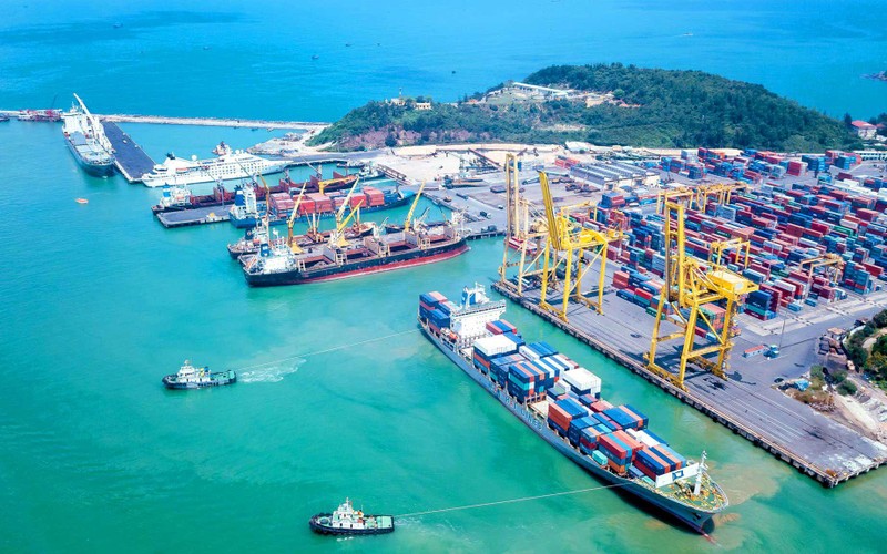 Doanh nghiệp nhà nước tiên phong trong các ngành, lĩnh vực trọng yếu, liên quan đến an ninh, quốc phòng. Trong ảnh: Bốc dỡ hàng hóa tại cảng Ðà Nẵng. 