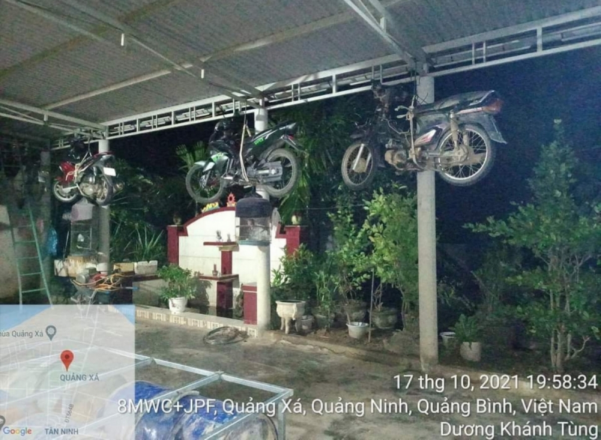 Một gia đình ở huyện Quảng Ninh, tỉnh Quảng Bình treo những chiếc xe máy lên cao để tránh nước lũ về trong đêm làm hư hỏng