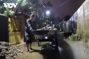 Quảng Bình: Người dân di dời tài sản, chạy lũ trong đêm