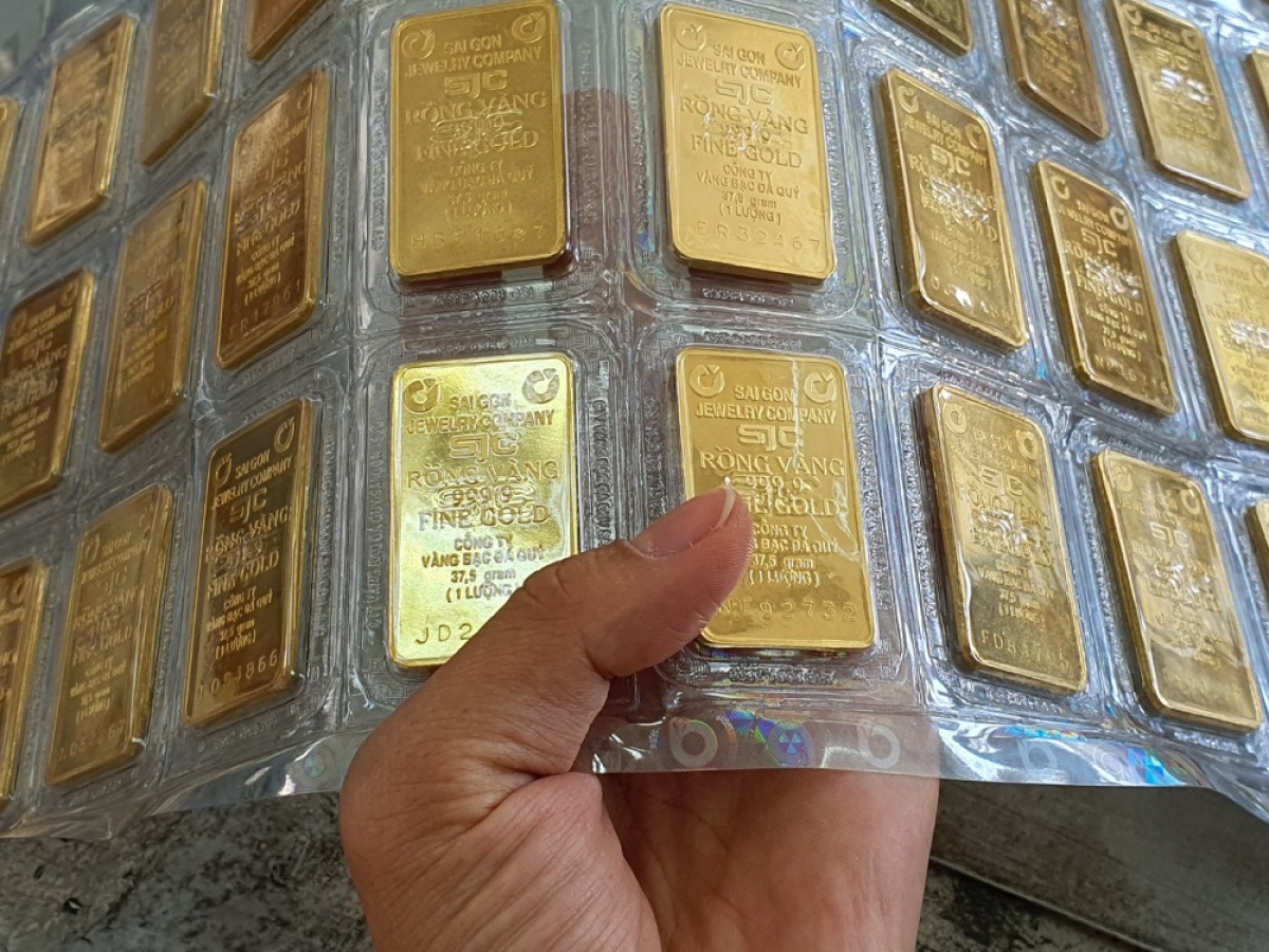 Vàng trong nước tăng giá, vàng thế giới tiếp tục giảm mạnh (Ảnh minh họa: KT)