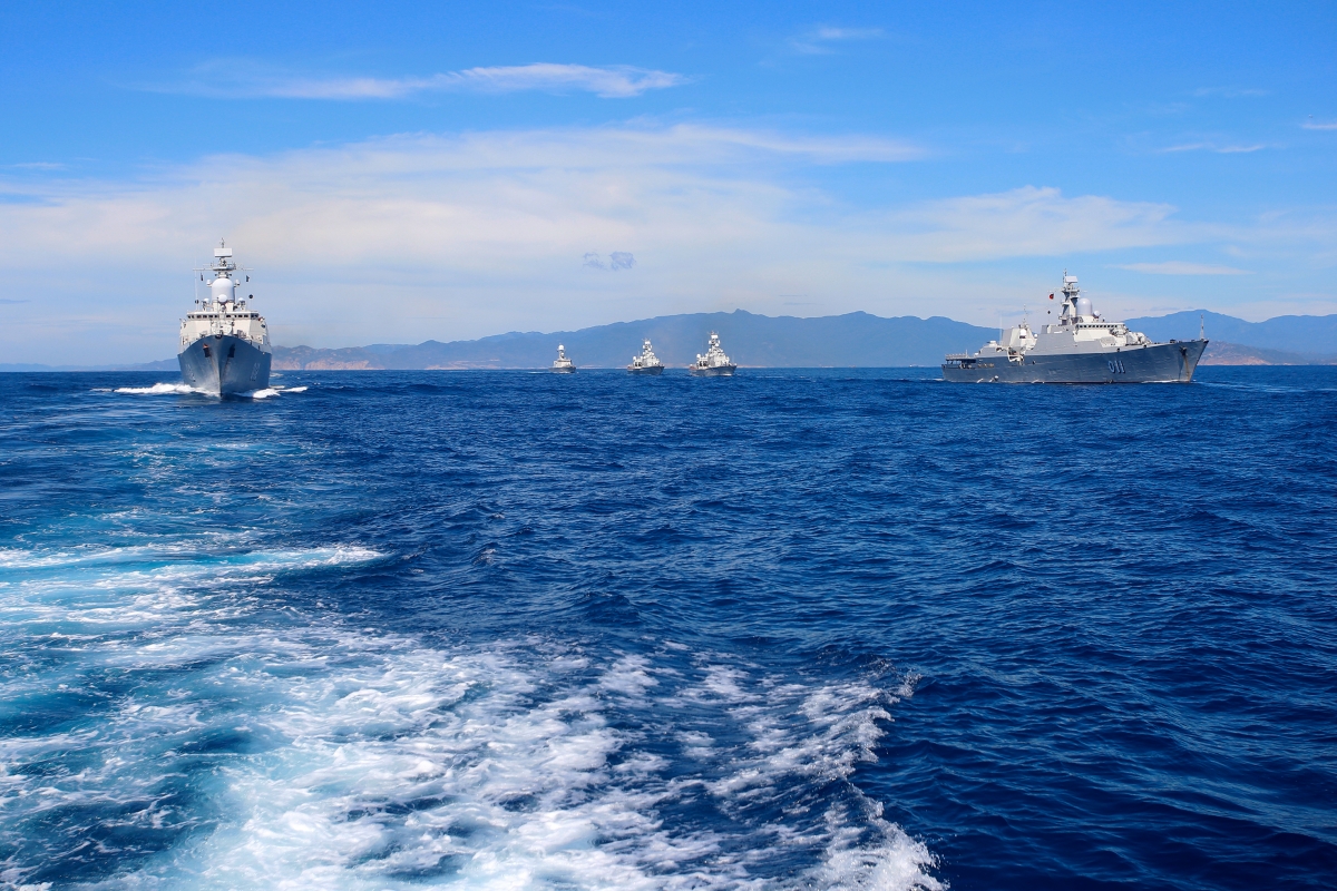 Biên đội tàu Hộ vệ tên lửa Lữ đoàn 162, Vùng 4 Hải quân huấn luyện trên biển.