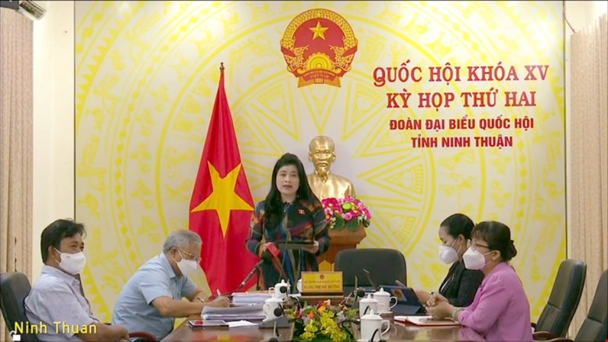 Đại biểu Đàng Thị Mỹ Hương thảo luận trực tuyến tại điểm cầu Ninh Thuận. Ảnh: Quốc hội