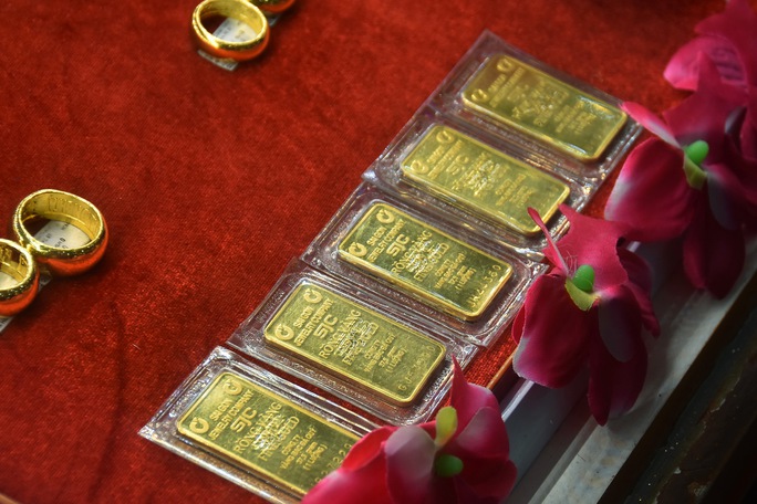 Giá vàng hôm nay 6-10: Vàng bị bán khống khi USD đảo chiều tăng giá - Ảnh 1.