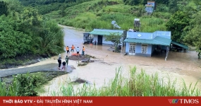 Mưa lớn gây ngập sâu ở Lâm Đồng, người dân phải leo lên mái nhà