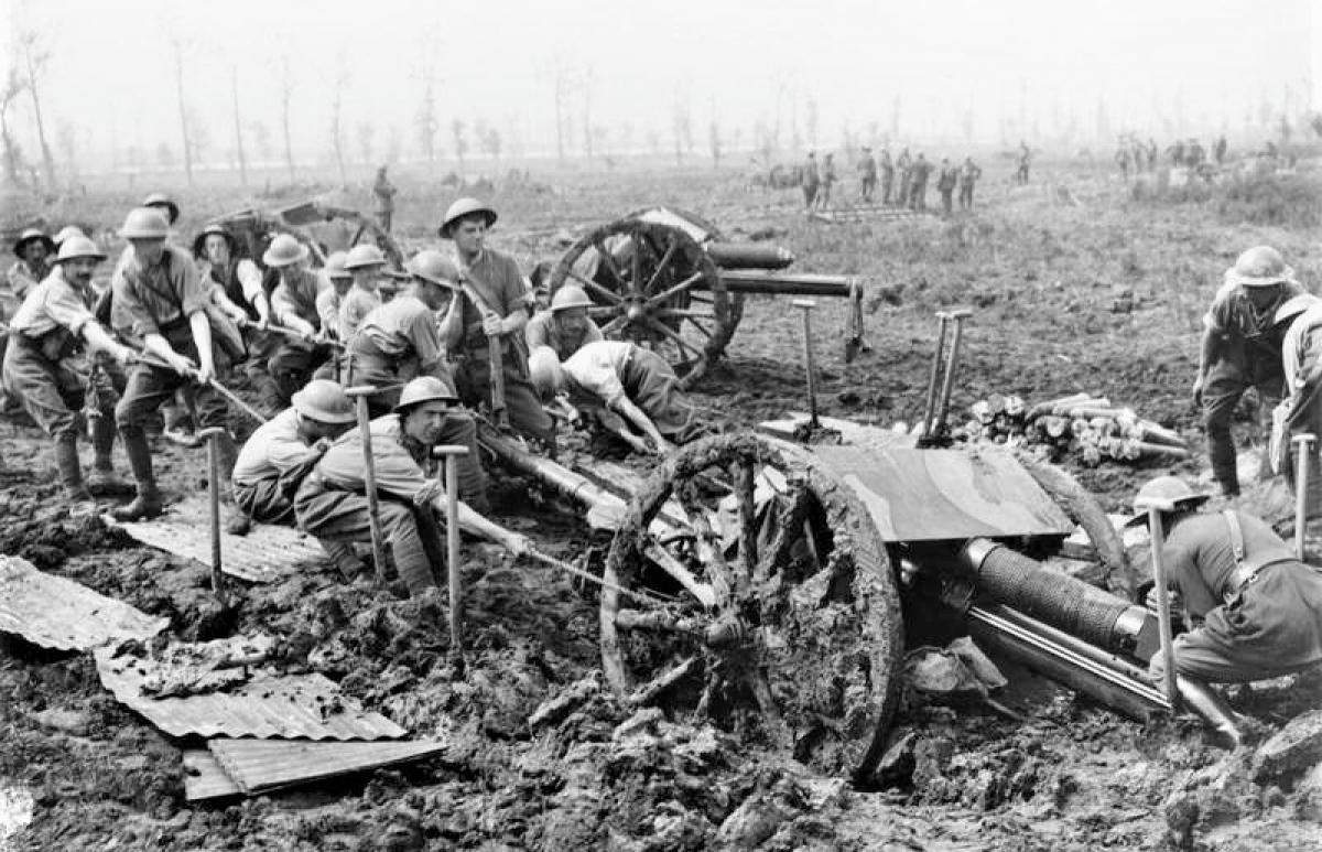 Trong trận Passchendaele, binh lính cả hai phe đều phải đánh vật với bùn lầy.Nguồn: wikipedia.org