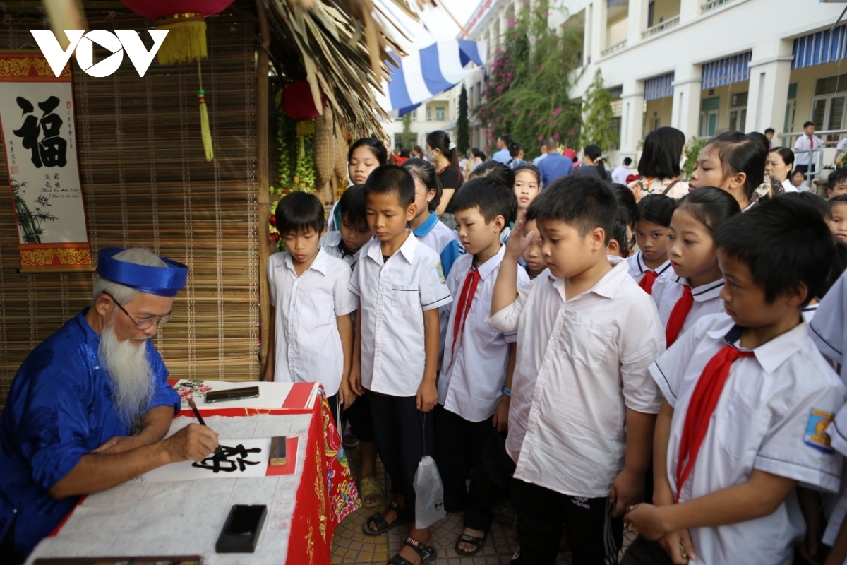 Học sinh Hà Nội hào hứng tham gia Hội chợ quê chủ đề “biết ơn thầy cô”