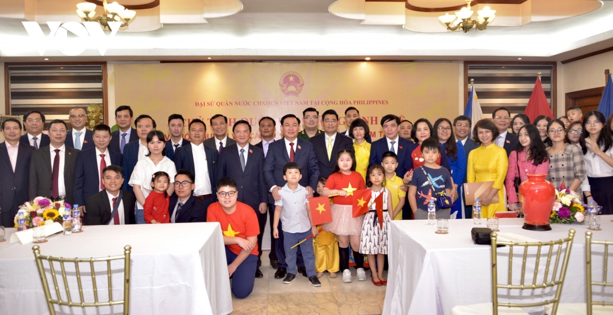 Chủ tịch Quốc hội thăm Đại sứ quán Việt Nam tại Philippines