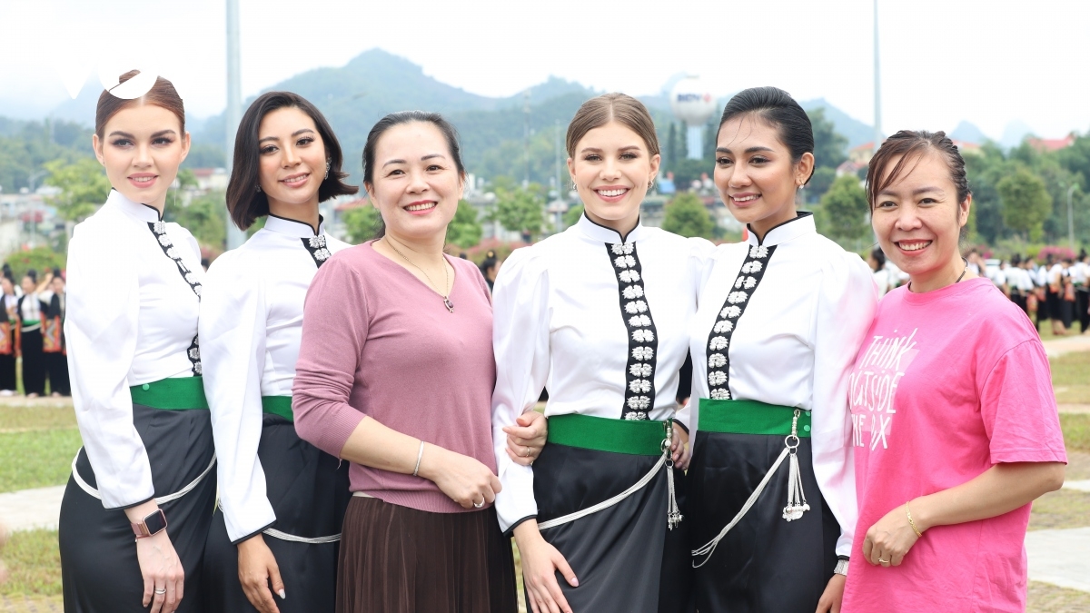 Thí sinh Hoa hậu Du lịch thế giới 2022 trải nghiệm xòe Thái tại Sơn La