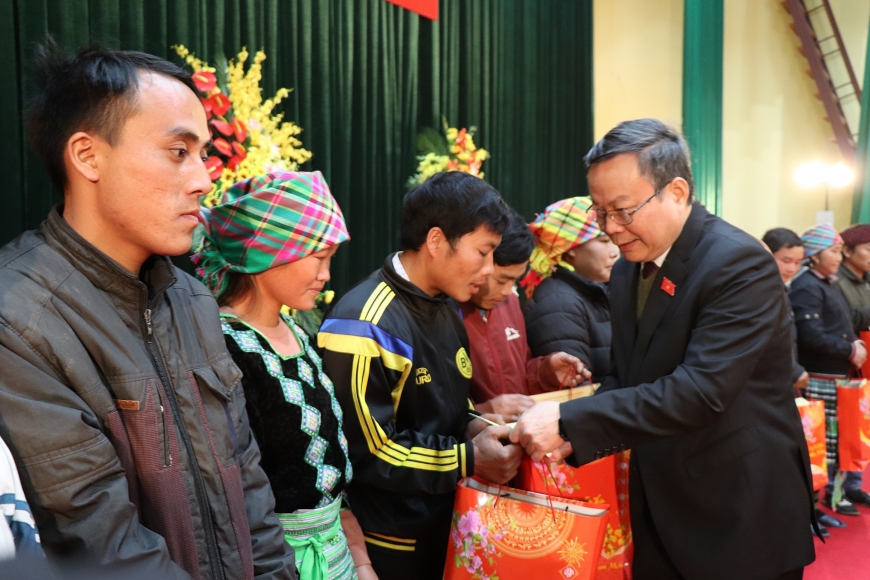 Phó Chủ tịch Quốc hội Phùng Quốc Hiển thăm và  tặng quà hộ nghèo tại huyện Văn Chấn