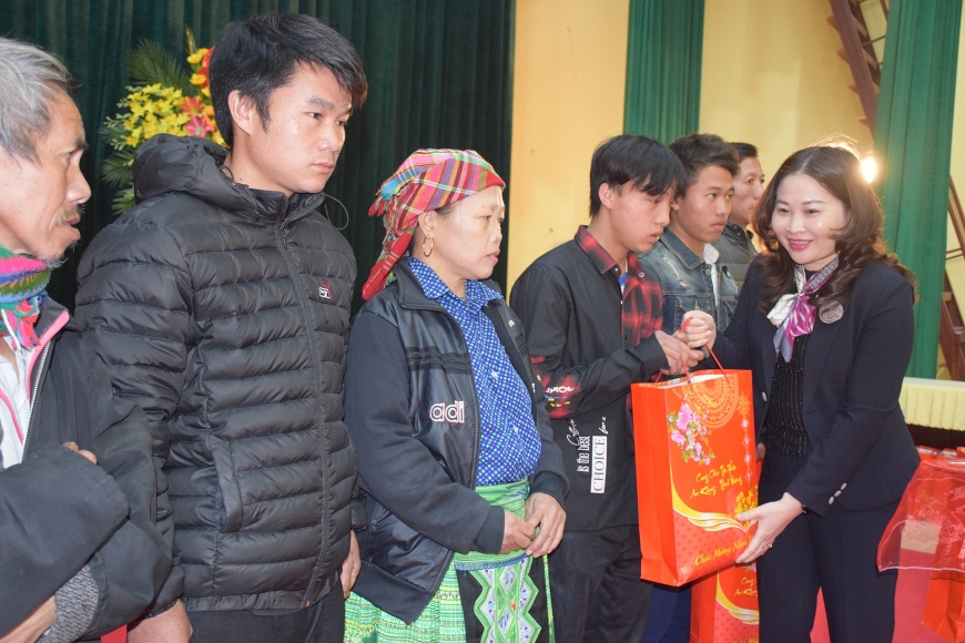 Phó Chủ tịch Quốc hội Phùng Quốc Hiển thăm và  tặng quà hộ nghèo tại huyện Văn Chấn