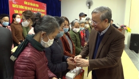 Đồng chí Trần Quốc Vượng, nguyên Thường trực Ban Bí thư tặng quà tết cho hộ nghèo, gia đình chính sách  tại huyện Yên Bình