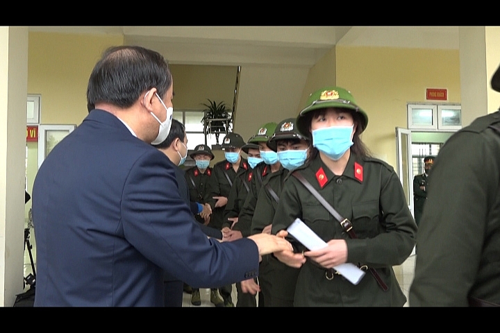 Đồng chí Tạ Văn Long, Phó Bí thư TT Tỉnh ủy dự lễ giao nhận quân tại Trấn Yên