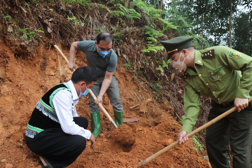 Bí thư Tỉnh ủy Đỗ Đức Duy tham gia trồng tre măng Bát Độ tại xã Hồng Ca, huyện Trấn Yên