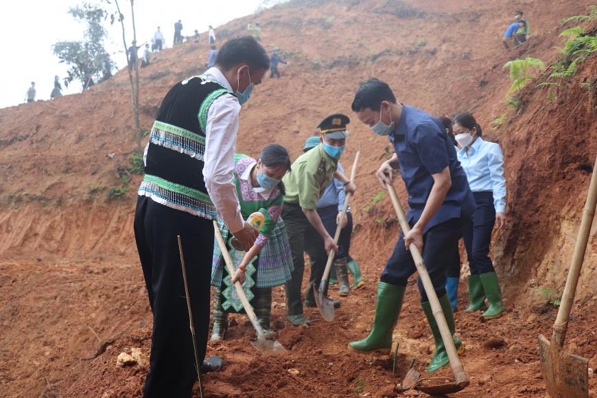 Bí thư Tỉnh ủy Đỗ Đức Duy tham gia trồng tre măng Bát Độ tại xã Hồng Ca, huyện Trấn Yên