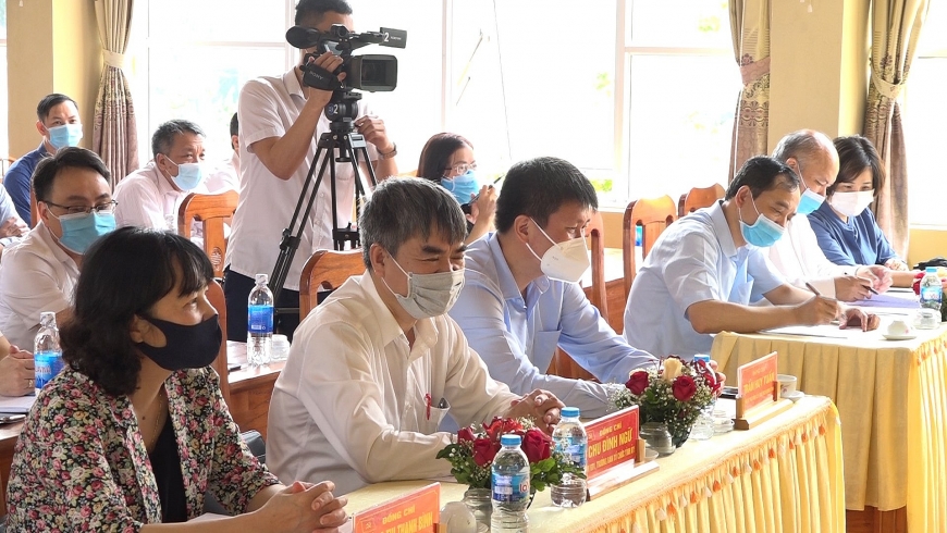 Bộ trưởng Bộ Nội vụ Phạm Thị Thanh Trà cùng các ứng cử viên tiếp xúc cử tri tại Văn Chấn